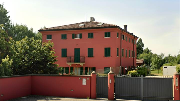 V1904 Due appartamenti in villa di 200mq cad, Giardini di 1000m, alberati, posti auto, etc