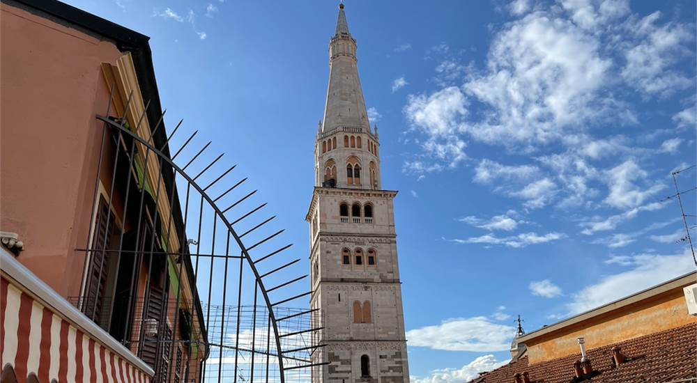 foto reali L'iconica Ghirlandina simbolo di Modena