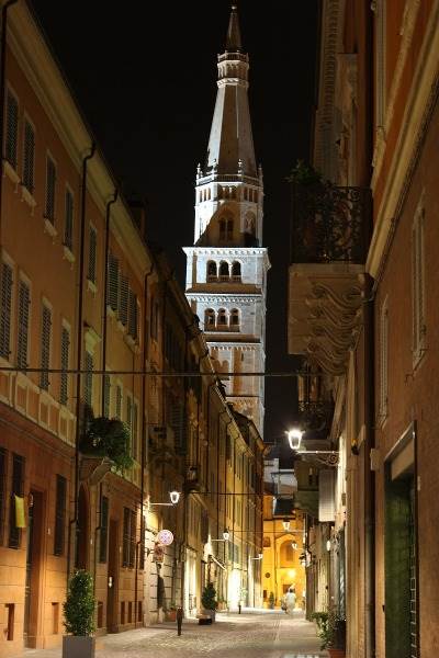vista ghirlandina da una strada del centro