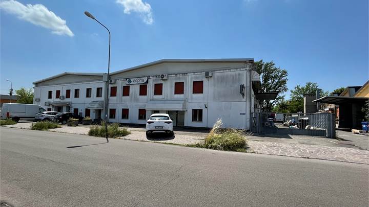 V1908  Capannone con Uffici, area cortiliva asfaltata  liberi Carpi