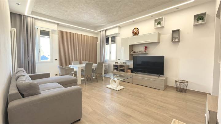 V1927 Appartamento completamente ristrutturato con garage