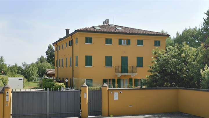 V1931 Cediamo una villa  con 2 appartamenti di 200mq cad, giardino di 2500mq e piscina