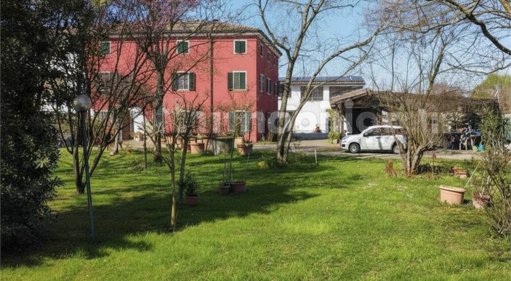 Villa con i 2 appartamenti al 1° e 2° Piano
