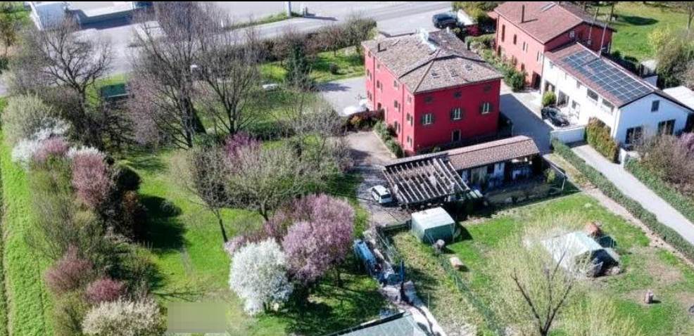 Villa dall'alto 2 app.nti al 1° e 2° P. Giardini